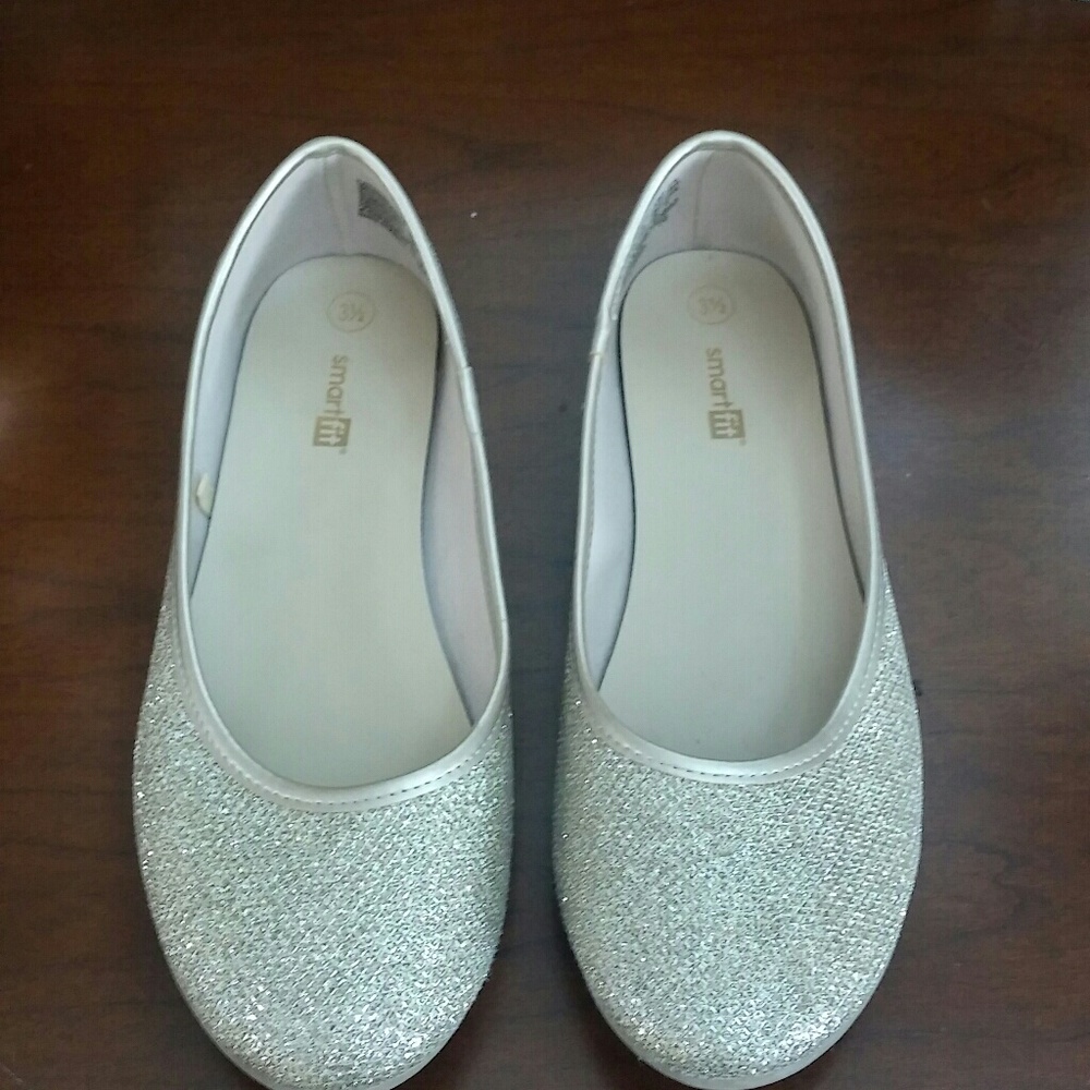 GOLD Girl's flats. Perfect! Only worn once!